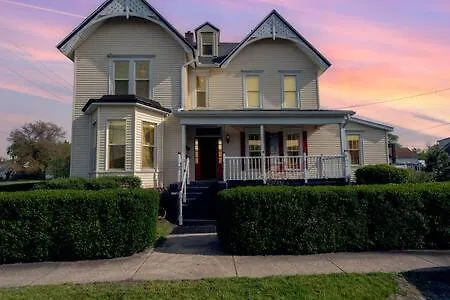 Downstairs 2 Bedroom Apt- Pet Friendly- Walking Distance To Beach & Shops