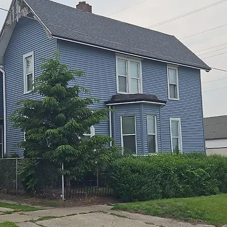 Downstairs 2 Bedroom Apt- Pet Friendly- Walking Distance To Beach & Shops